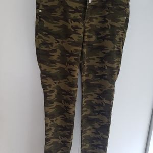 No Boundaries 3 button camouflage jeans